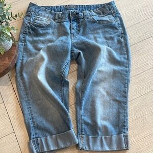 AMETHYST WOMEN (JUNIOR) LOW RISE CAPRI JEANS SIZE 7